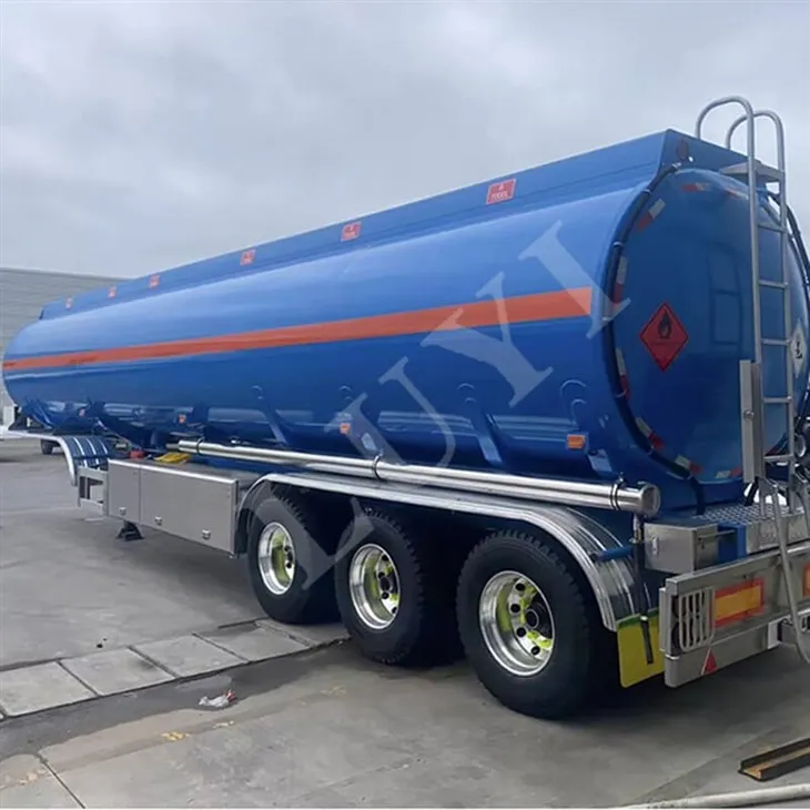 3-nápravový 7-priestorový náves s nádržou na olej s objemom 40 000 litrov