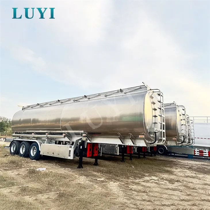 Celo-hliníkové trojnápravové-cisternové vozidlo na olej
